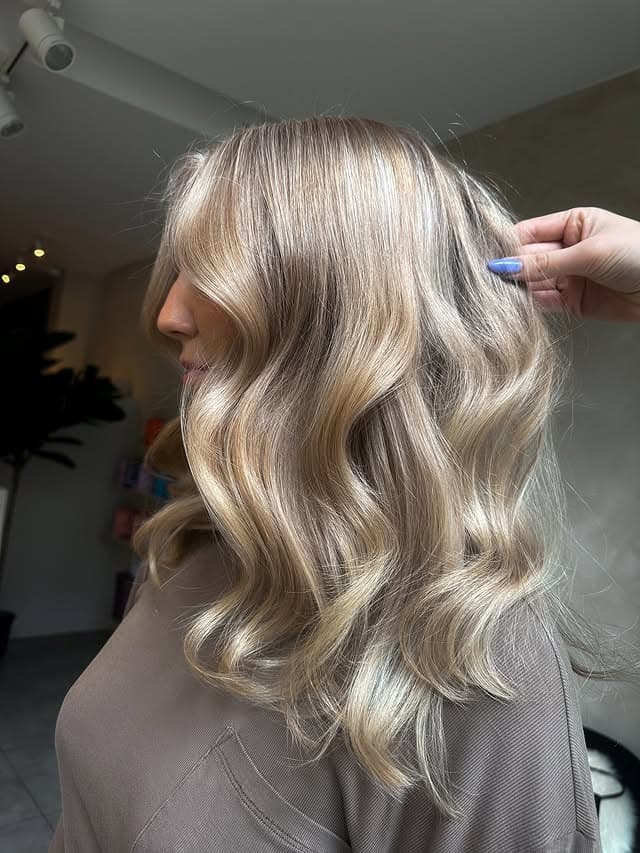 Beige blond med myke bølger