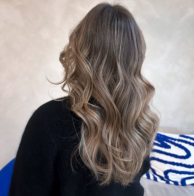 Kjølig bronde med lange bølger